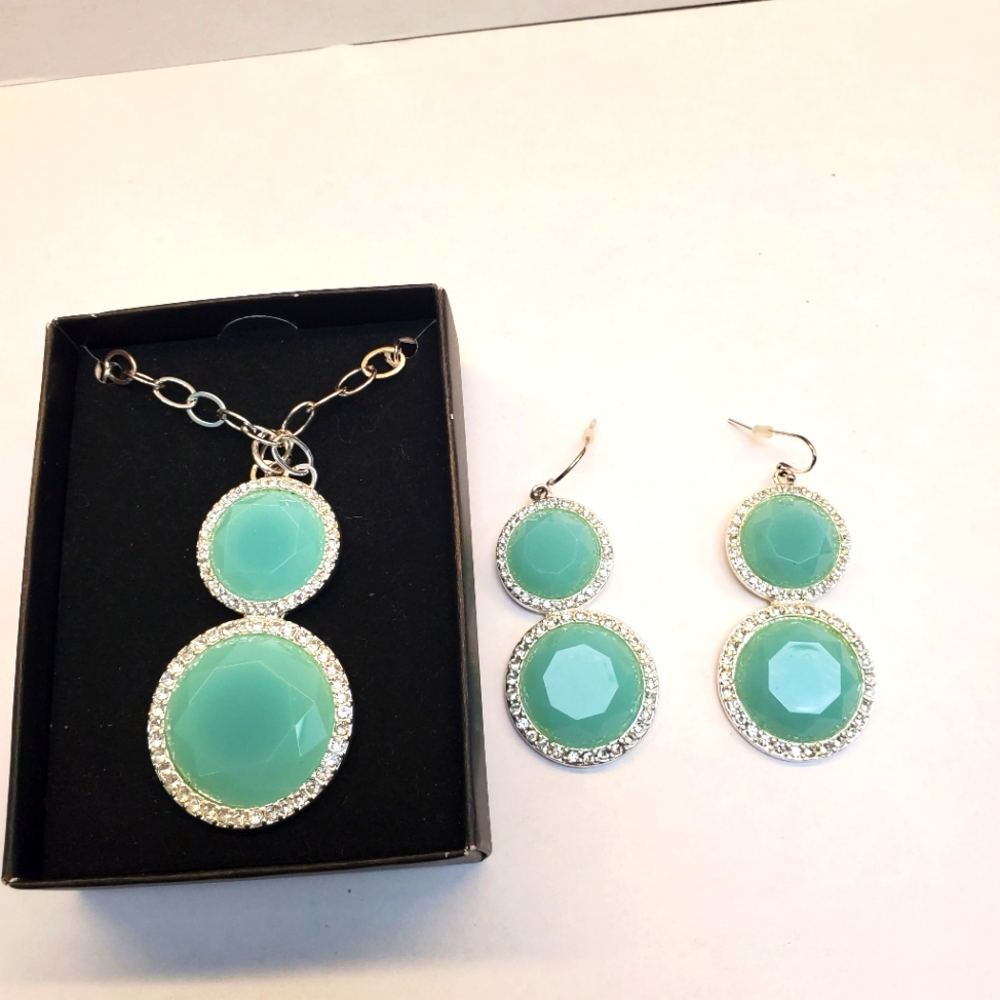 VINTAGE AVON SAQ Faux Turquoise Pendant Necklace and Earrings Matching set.